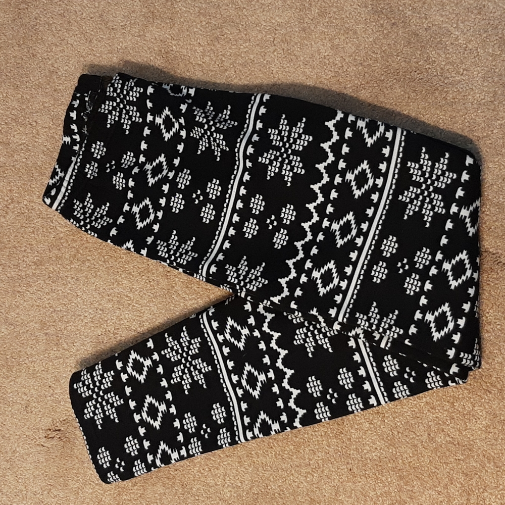 Just Cozy Black & White Snowflake Fleece-Lined Leggings